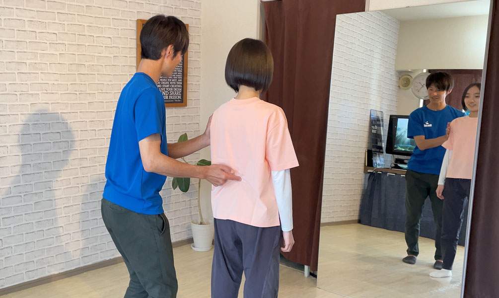 身体感覚マスター,個別セッション,身体の使い方,青木正儀,マインドクリエイト,身体チェックアドバイスの様子